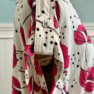 Beautiful floral top good for any occasion..work, wedding, vacation, or brunch.